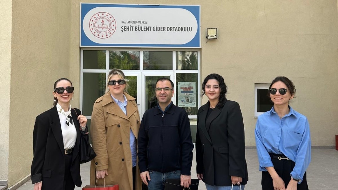 Yabancı Diller Yüksekokulu okulumuza kitap bağışında bulundu